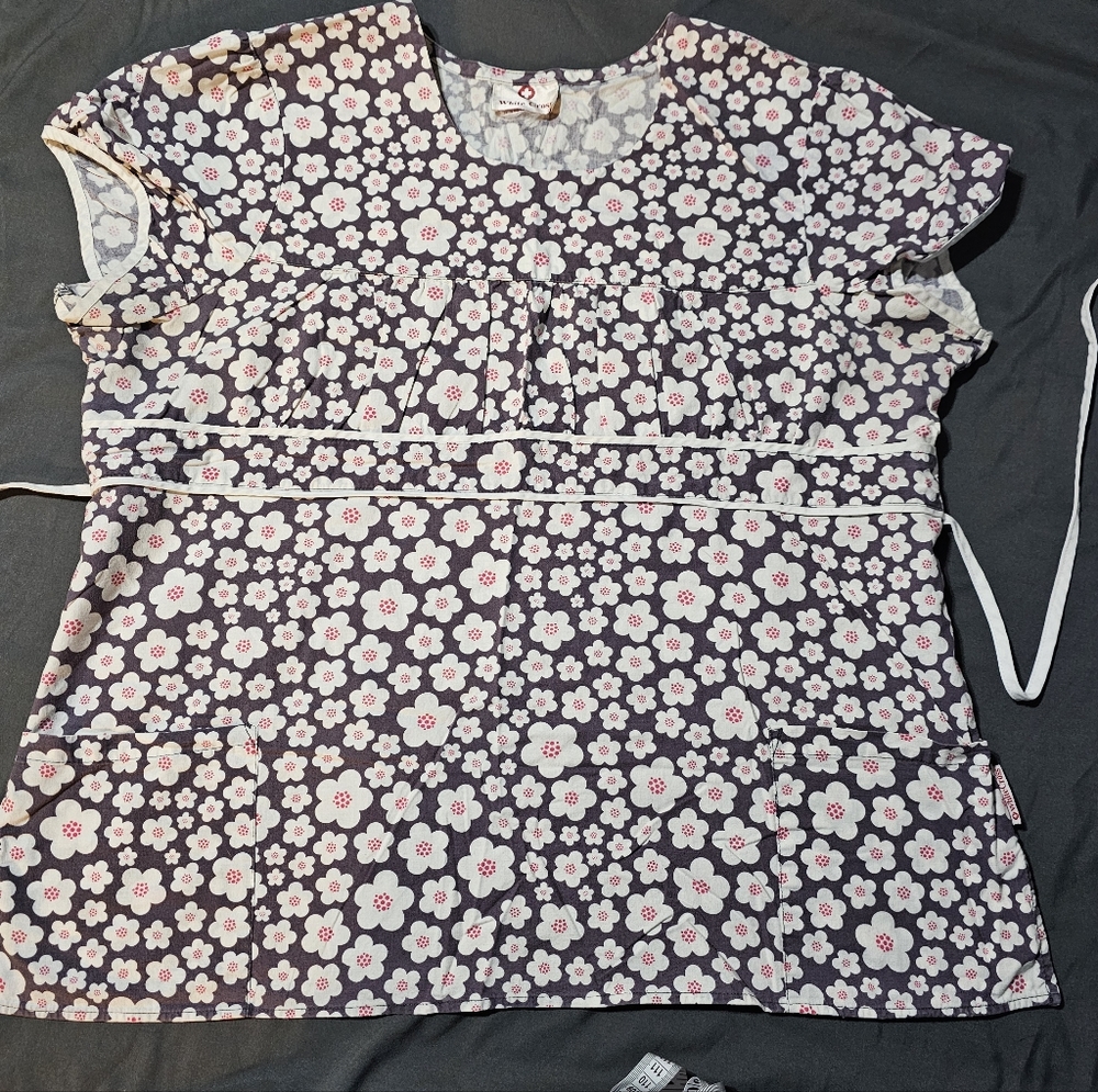 ⭐️*2/$20* Ladies Floral Print Fitted White Cross Scrub Top 3XL